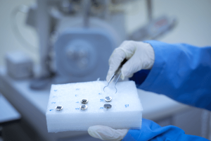 Propiedades físicas de nanoestructuras de óxidos semiconductoras con elementos magnéticos